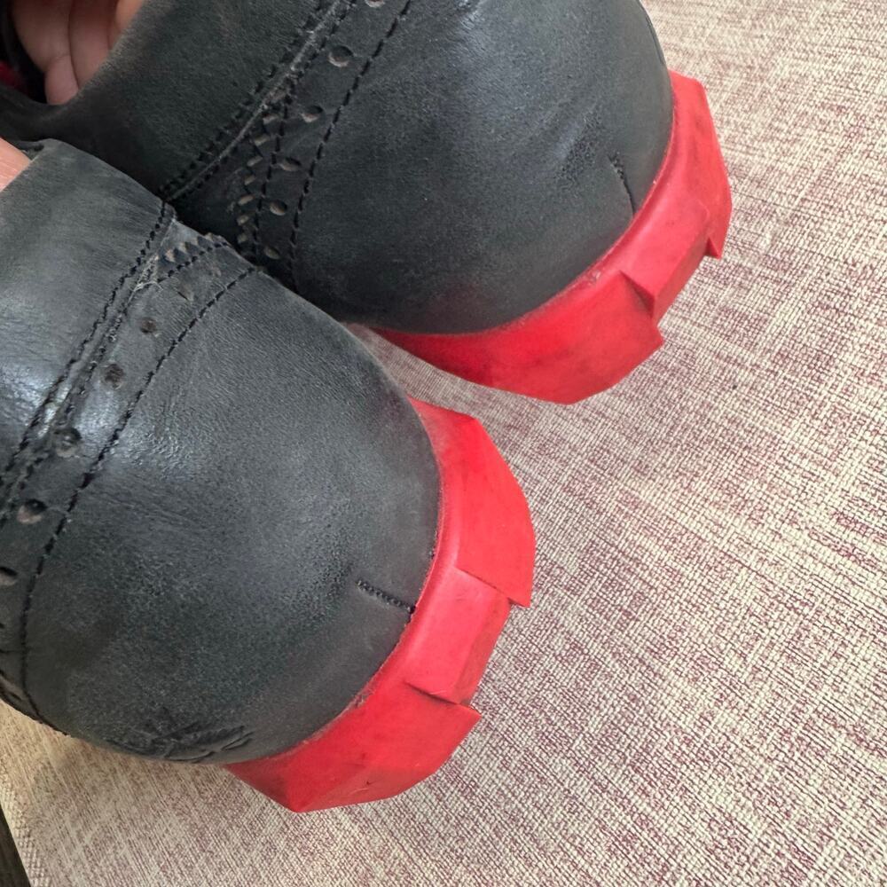 John Fluevog FUTURE ROUND TOE
ORBIT BROGUE WINGTIP DERBY SHOES Red Black Size 9M - Picture 8 of 10